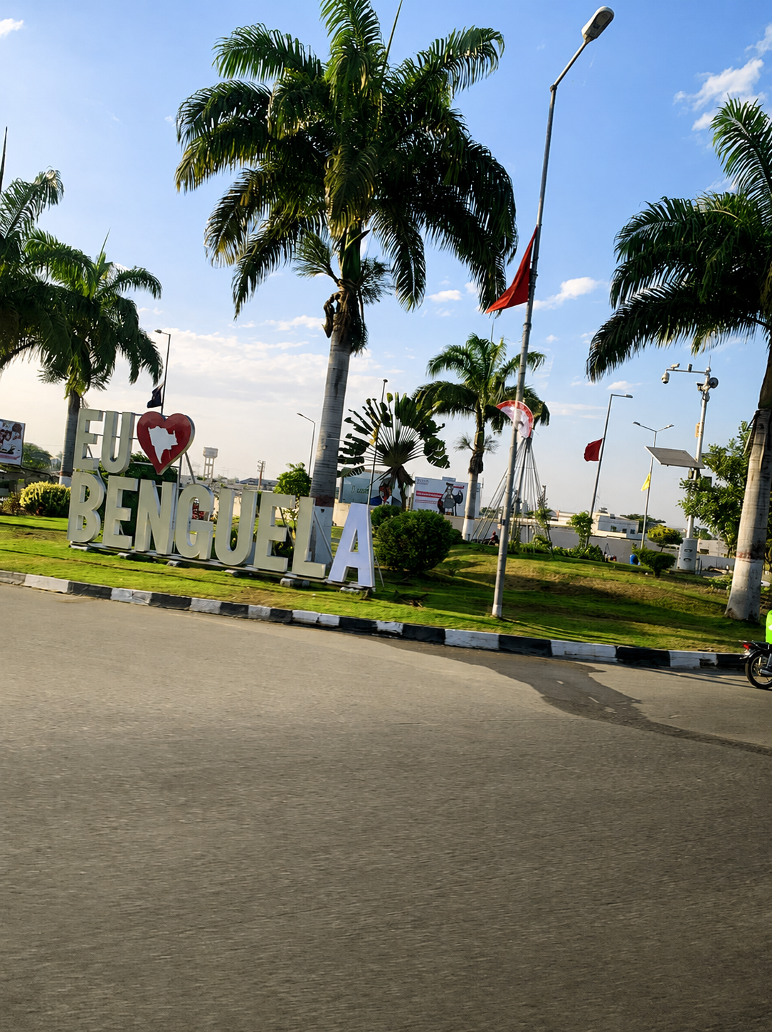 Monumento «Eu amo Benguela» rodeado de palmeiras na cidade de Benguela